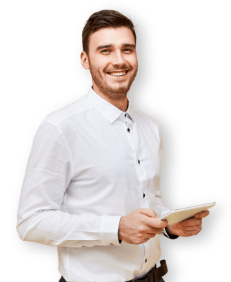 Uomo sorridente con in mano un tablet